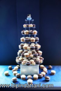 A simple cup cake design for wedding cake