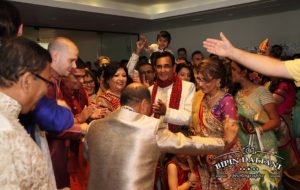 Best asian photos by Hindu wedding photographer Bipin Dattani