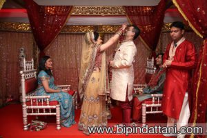 the fresh flower haar or garlands at Tanvi & Jateen's marriage