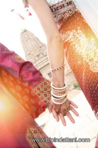 indian wedding photographer using the jain temple as backdrop