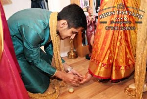 putting on of toe ring on tamil bride by brother
